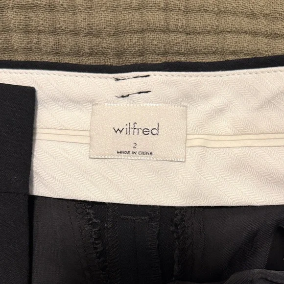 Aritzia Black Effortless Shorts - Picture 3 of 3